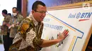 Direktur Utama Bank BTN Haru Koesmahargyo membubuhkan cap telapak tangan pada acara Halal Bihalal Bank BTN dengan Stakeholder dari Asosiasi Pengembang, Kementerian PUPR, Kementerian Keuangan, BP Tapera dan PT Sarana Multigriya Finansial (SMF) di Jakarta, Rabu (11/5/2022). Pembubuhan cap telapak tangan merupakan simbolik dari komitmen Bank BTN dan stakeholder dalam berkolaborasi membangun rumah rakyat dengan tema "Growth Through Collaboration in Diversity”. (Liputan6.com/HO/BTN)