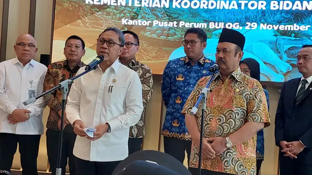 Menteri Koordinator Bidang Pangan Zulkifli Hasan menjelaskan mengenai proses transformasi Bulog di Kantor Pusat Perum Bulog, Jakarta, Jumat (28/11/2024). (Arief/Liputan6.com)