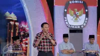 Calon Gubernur no 2, Basuki Tjahaja Purnama atau Ahok memberikan jawaban saat debat terakhir Pilgub DKI Jakarta 2017 di Hotel Bidakara, Jakarta, Rabu (12/4). Debat ini mengangkat tema 'Dari Masyarakat untuk Jakarta'. (Liputan6.com/Faizal Fanani)