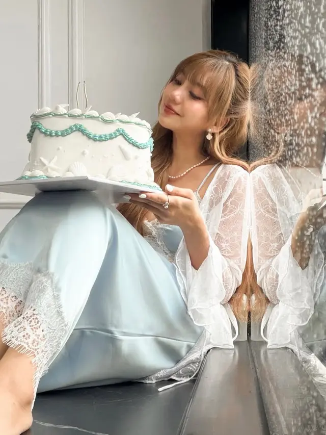 Ghea Indrawari Saat Rayakan Ulang Tahun ke-28 pakai dress biru. [@gheaindrawari]