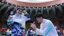 Keduanya saling merayakan kemenangan bersama. Alfin Daniel Pratama dengan medali peraknya. Sementara, McEntee Catherine dengan medali emasnya. Tampak dalam foto, pevoli Indonesia Alfin Daniel Pratama (kanan) menunduk saat bersama dengan kekasihnya yang juga penerjemah Timnas voli putra Thailand, McEntee Catherine, di di Stadion Indoor Hua Mak, Jumat (19/12/2025). (Bola.com/Bagaskara Lazuardi)