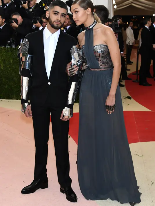 Rupanya Zayn Malik kasih benda berharga untuk Gigi Hadid, yakni, kaus putih bertuliskan 'LOL ur Not Zayn Malik'. (AFP/Bintang.com)