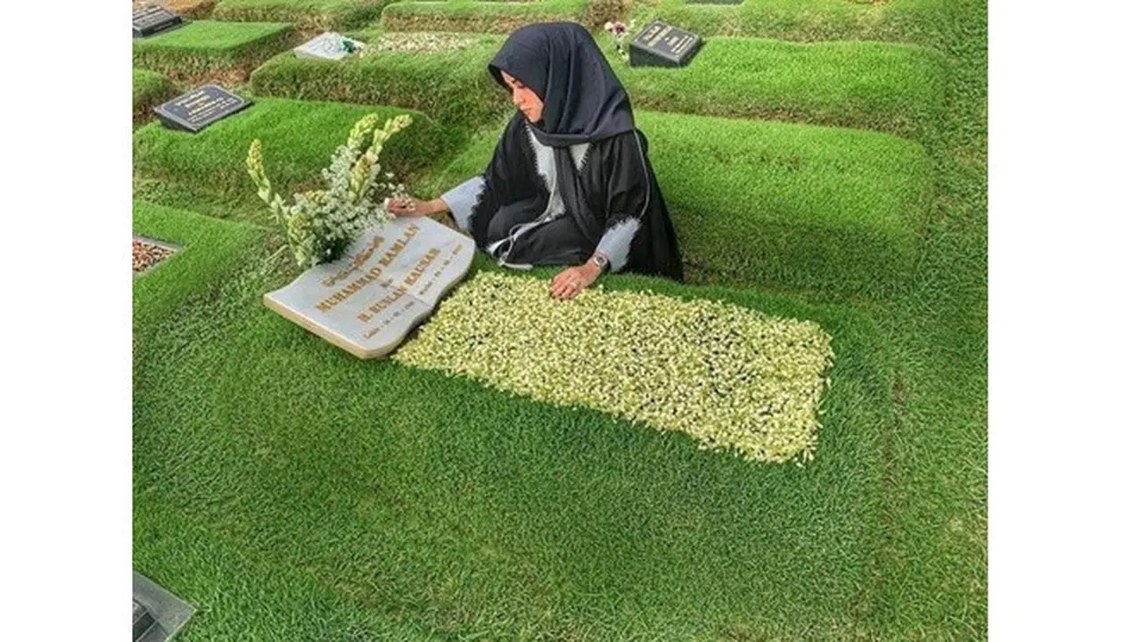 5 Momen Haru Seleb Saat Ziarah Ke Makam Keluarga Jelang Ramadhan