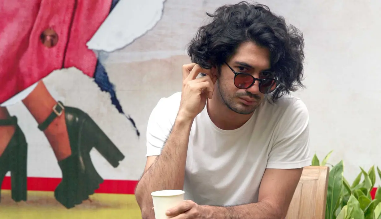 Reza Rahadian, salah satu aktor yang sudah memerankan banyak karakter di berbagai judul filmnya. Setelah memerankan sosok BJ Habibie, sekarang ini Reza didapuk menjadi jawara Betawi, Benyamin Sueb. (Nurwahyunan/Bintang.com)