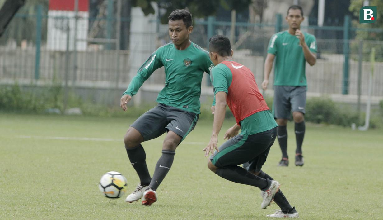 Gelandang Timnas Indonesia, Osvaldo Haay, saat latihan di Lapangan ABC, Senayan, Jakarta, Kamis (22/2/2018). Pemusatan latihan tahap kedua ini dilakukan untuk persiapan Asian Games 2018. (Bola.com/M Iqbal Ichsan)