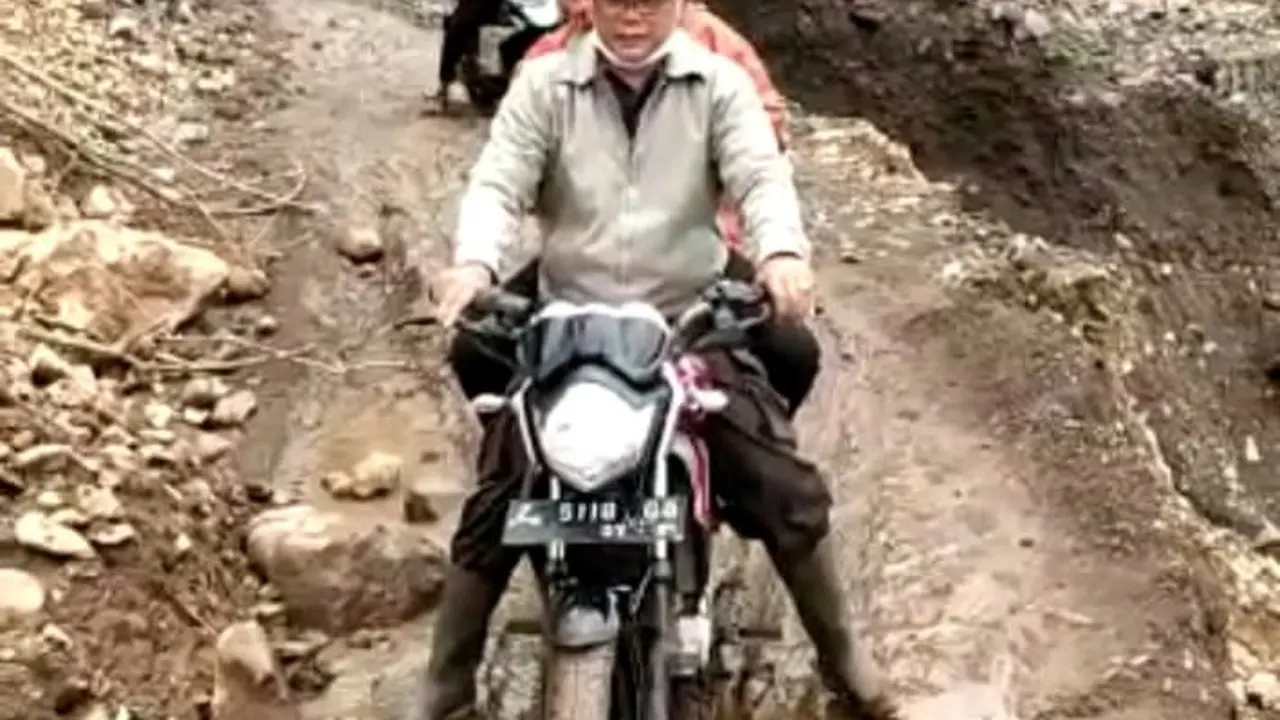 Dengan medan yang cukup terjal, sejumlah petugas kantor pos cabang Garut, Jawa Barat tetap bersemangan melakukan pelayanan pembagian Bantuan Sosial Tunai.