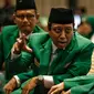 Ketua Fraksi PPP Munas Surabaya, Muhammad Romahurmuziy (kedua kiri) saat berbincang pada Mukernas ke-IV PPP di Jakarta, (24/2). Mukernas dihadiri oleh sejumlah elite parpol partai pendukung Presiden Jokowi. (Liputan6.com/Faizal Fanani)