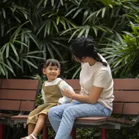 Membangun kedekatan pada anak bisa menjadi salah satu cara yang dapat dilakukan sebelum tidur sebagai rutinitas. (Foto/dok: Freepik)