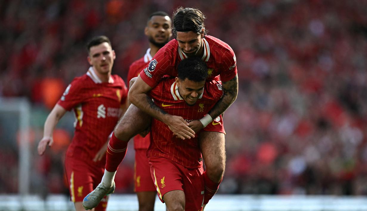 Pemain Liverpool, Dominik Szoboszlai merayakan gol yang dicetak oleh Luis Diaz ke gawang Tottenham Hotspur dalam laga lanjutan Liga Inggris 2024/2025 di Anfield, Liverpool, Inggris, Minggu (27/04/2025) waktu setempat. (AFP/Paul Ellis)