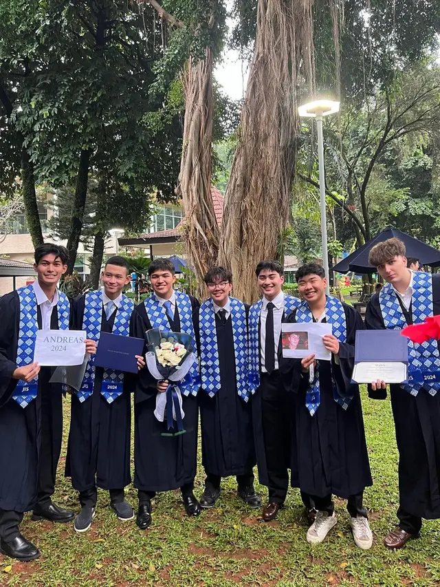 Potret Wisuda Marciano Nicholas Anak Diah Permatasari, Diselimuti Momen Haru Bahagia