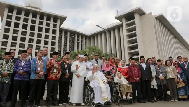 1. Inilah momen penuh kehangatan ketika Paus Fransiskus bersama Imam Besar Masjid Istiqlal KH Nasaruddin Umar berfoto bersama tokoh-tokoh agama di halaman Masjid Istiqilal.