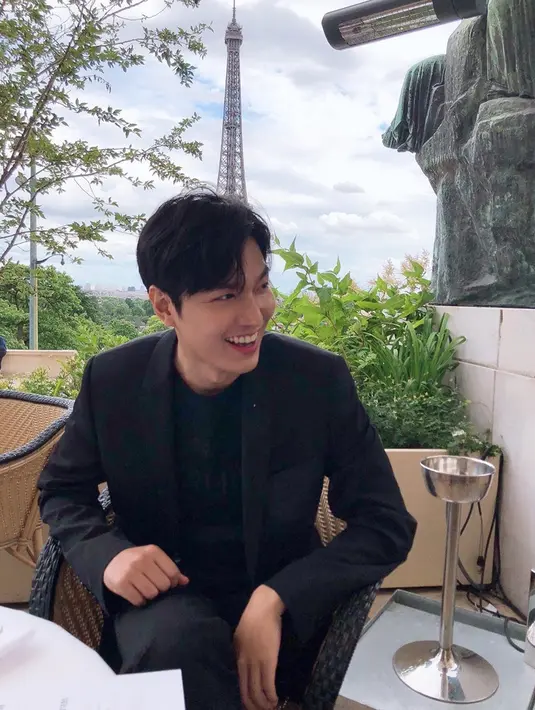 Tak selalu terlihat santai mengenakan kaus dan jaket saja. Lee Min Ho juga sering memadukannya dengan sebuah jas semi formal. Gaya aktor yang pernah menjalin hubungan dengan Bae Suzy ini sukses mencuri perhatian netizen. (Liputan6.com/IG/@actorleeminho)
