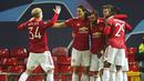 Para pemain Manchester United merayakan gol yang dicetak oleh Bruno Fernandes ke gawang Istanbul Basaksehir pada laga Liga Champions di Stadion Old Trafford, Rabu (25/11/2020). Setan Merah menang dengan skor 4-1. (AP/Dave Thompson)
