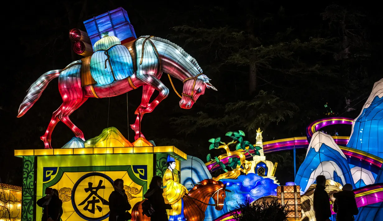 Pengunjung melihat-lihat lentera raksasa yang dipamerkan dalam Festival Lentera Gaillac di Taman Foucaud, Gaillac, Prancis, Rabu (12/12). Festival Lentera Gaillac berlangsung pada 1 Desember 2018 hingga 6 Februari 2019. (ERIC CABANIS/AFP)