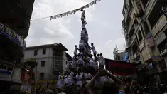Umat Hindu membentuk piramida manusia untuk mencapai dan memecahkan dahi-handi (pot yang terbuat dari tanah liat) selama Festival Janmashtami di Mumbai, India pada 24 Agustus 2019. Festival ini menandai kelahiran dewa Krishna. (AP Photo/Rajanish Kakade)