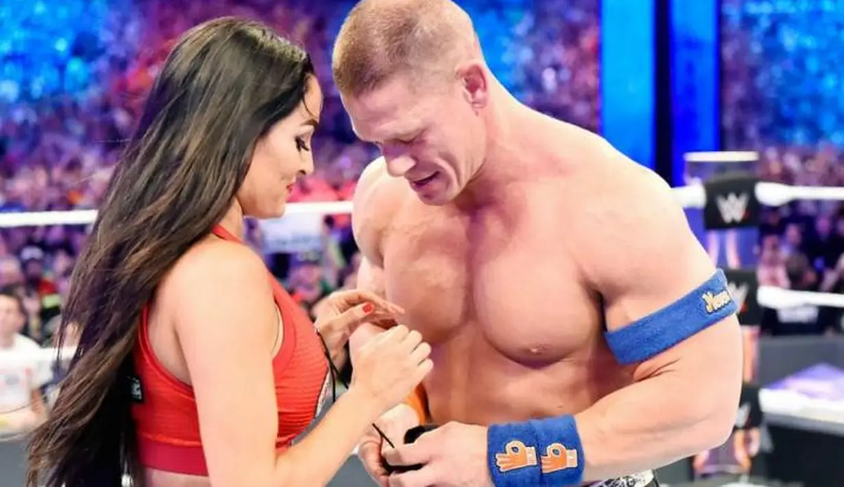Namun banyak orang yang berkata bahwa sebaiknya John Cena tak melamar Nikki Bella di atas ring waktu itu. (IndiaTV)