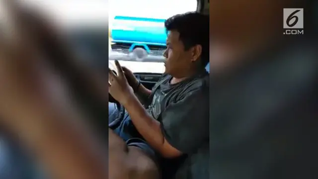 Aksi seorang sopir truk yang menyetir menggunakan kaki dikecam warganet.