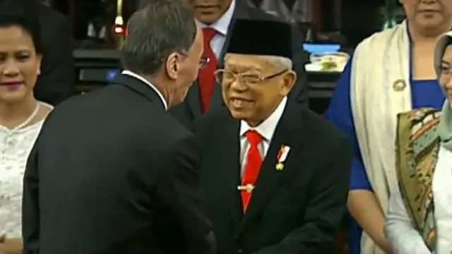 Wakil Presiden Republik Rakyat Tiongkok Wang Qishan menyalami Ma'ruf Amin (Liputan6.com)