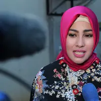 Sejak 10 Februari silam, Kartika Putri memutuskan untuk menutup aurat. Ia tampil mengenakan hijab. Meski banyak orang yang melihat terlalu tergesa-gesa, tapi menurut Karput, keinginan itu sejak lama. (Deki Prayoga/Bintang.com)