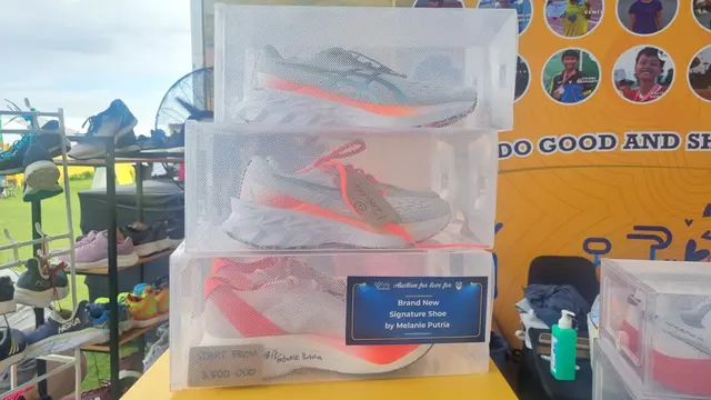 Lelang Sepatu di Maybank Marathon 2024