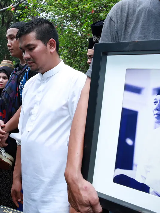 Sebelumnya saat ditemui di rumah duka, Jl. Kenanga No. 10, Radio Dalam, Jakarta Selatan, Sabtu (12/12), Indra mengatakan jika memang sang ayah selama ini menderita penyakit jantung dan sempat berobat. (Deki Prayoga/Bintang.com)