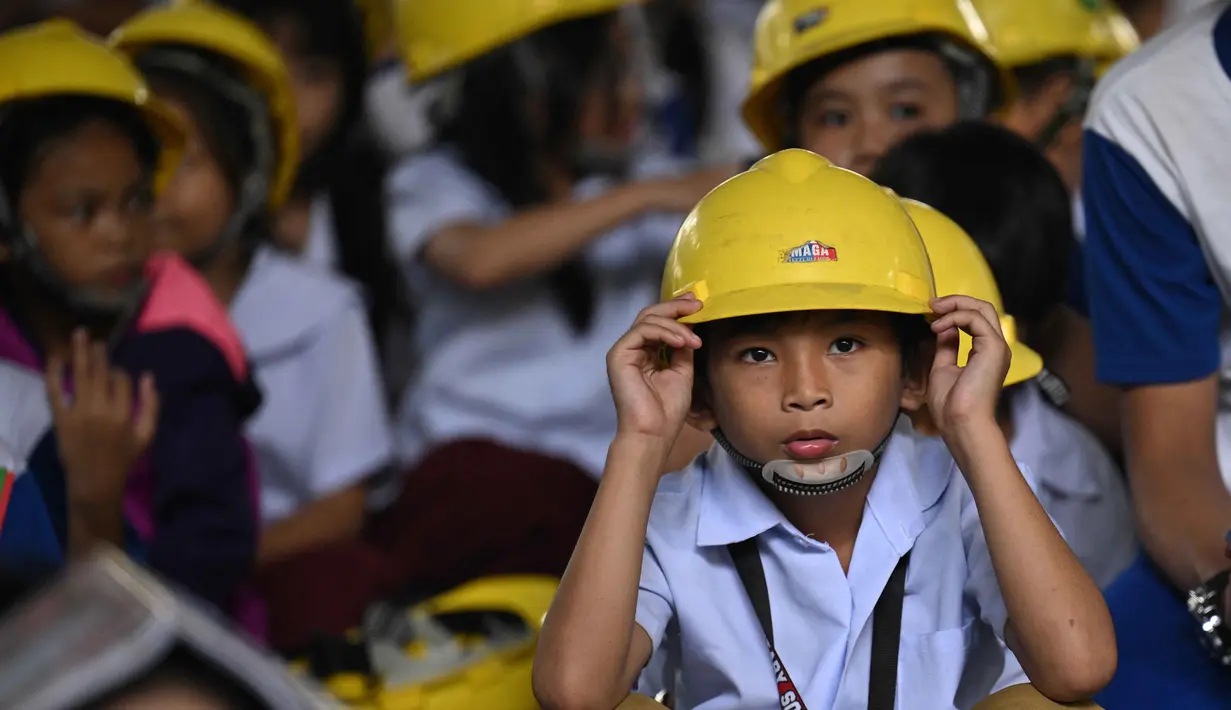 Institut Vulkanologi dan Seismologi Filipina (PHIVOLCS) mencatat serta mempublikasikan di situs web mereka, sejak 1 Januari hingga 31 Desember 2024 ada lebih dari 18.100 gempa bumi yang terjadi dan jika dirata-ratakan terdapat sekitar 49 gempa per hari. (Ted ALJIBE/AFP)