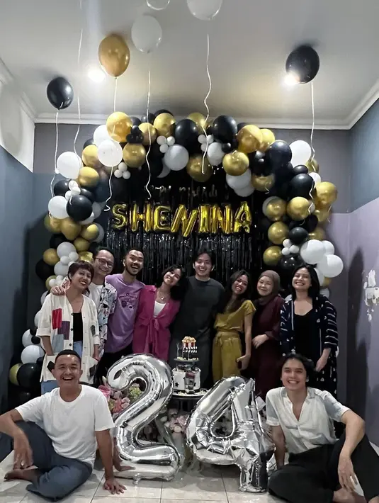 Shenina juga mendapat hadiah serta bingkisan dari para sahabatnya yang turut hadir di momen spesial tersebut. Kejutan ulang tahun itu tampak semakin meriah dengan kehadiran orang terdekatnya.(Liputan6.com/IG/@angga)