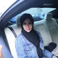 Nikita Mirzani banyak dipuji cantik saat mengenakan hijab. (Nurwahyunan/Bintang.com)