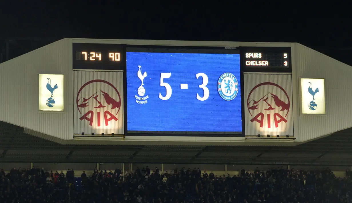 Tottenham Hotspur vs Chelsea. Jose Mourinho bersama Chelsea harus mengakui keunggulan tuan rumah Tottenham Hotspur dengan skor 3-5, 1 januari 2015. Laga tersebut merupakan laga di pekan ke-20 Liga Inggris 2014/2015 dimana Chelsea tengah memimpin klasemen dibayangi Manchester City. (AFP/Glyn Kirk)