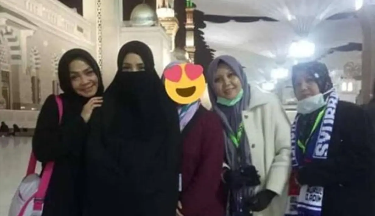 Nagita Slavina jalankan ibadah umrah bersama dengan keluarganya. Mama Rieta Amilia terlihat begitu senang saat bersandar di bahu Nagita Slavina. Nagita yang pakai cadar ini sukses jadi sorotan warganet. (Liputan6.com/IG/raffinagita1717)