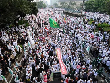 Ratusan ribu massa aksi damai memenuhi ruas Jalan Merdeka Barat menuju Istana Negara, Jakarta, Jumat (4/11). Massa melakukan aksi di depan Istana Negara menuntut penegakan hukum kasus dugaan penistaan agama. (Liputan6.com/Helmi Fithriansyah)