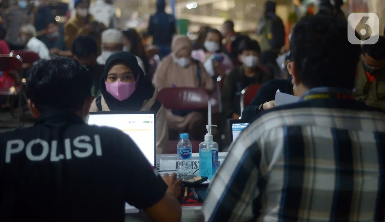 Warga mengikuti vaksinasi booster di halaman Masjid Istiqlal, Jakarta, Selasa (5/4/2022). Pemerintah memberlakukan vaksinasi booster sebagai syarat mudik Lebaran tahun ini. (merdeka.com/Imam Buhori)