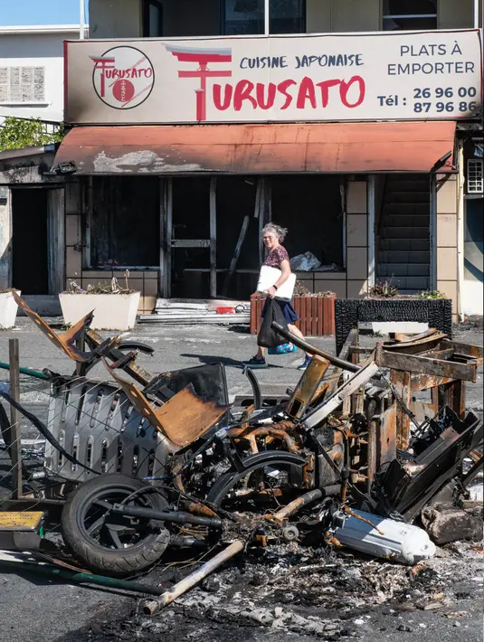 Empat orang dinyatakan tewas dan ratusan lainnya mengalami luka-luka dalam kerusuhan yang terjadi di wilayah Pasifik Prancis. (Delphine Mayeur/AFP)
