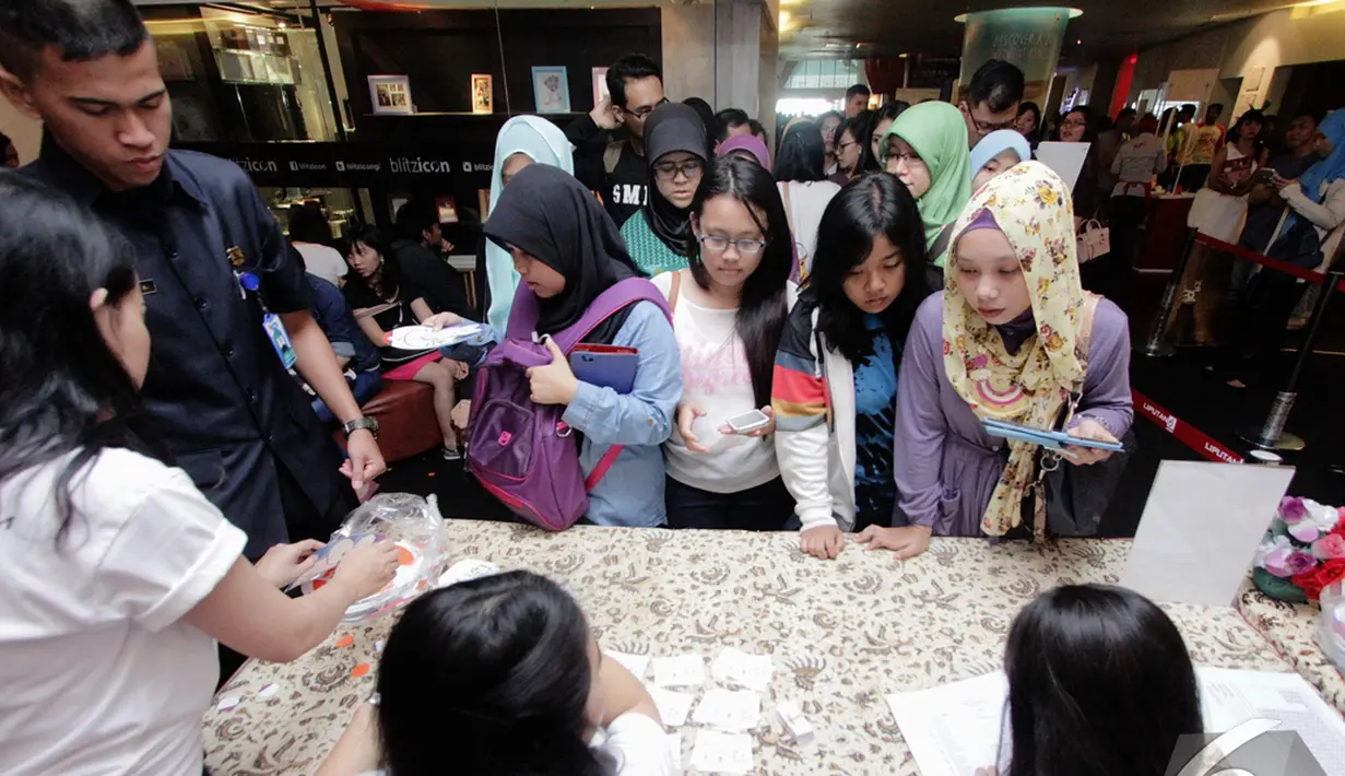 Para Cinemaholic saat mengantri tiket untuk menonton film Doraemon bersama Cinemaholic di Blitz Megaplex, Jakarta (13/12/2014). (Liputan6.com/Faizal Fanani)