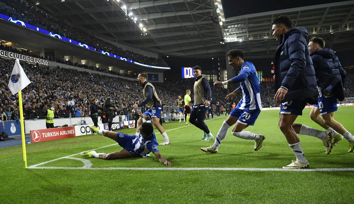Pemain FC Porto merayakan gol kemenangan timnya yang dicetak oleh Wenderson Galeno (kiri) pada laga leg pertama 16 besar Liga Champions 2023/2024 melawan Arsenal di Dragao stadium, Porto, Portugal, Kamis (22/02/2024) dini hari WIB. (AFP/Miguel Riopa)