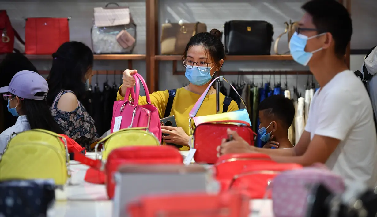 Para turis berbelanja di pusat perbelanjaan bebas pajak (duty free) di Kota Sanya, Provinsi Hainan, China selatan, pada 5 Oktober 2020. Hainan mencatatkan lonjakan penjualan produk bebas pajak selama liburan Hari Nasional dan Festival Pertengahan Musim Gugur. (Xinhua/Guo Cheng)