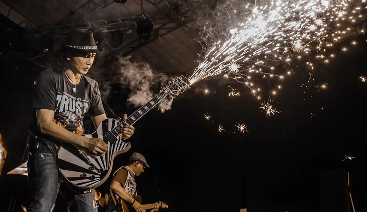 Padi Reborn merupakan salah satu band populer di tahun 90 an. Grup band ini juga sudah tujuh tahun vakum, jadi tak heran jika tembang-tembang andalannya begitu dirindukan oleh para penggemar. (Liputan6.com/IG/@jatimfair)