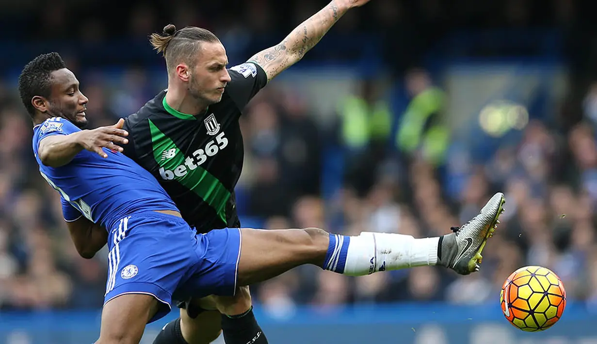 Gelandang Chelsea, John Obi Mikel, berebut bola dengan striker Stoke, Marko Arnautovic, pada laga Liga Premier Inggris di Stadion Stamford Bridge, Sabtu (5/3/2016). Kedua tim bermain imbang 1-1. (AFP/Justin Tallis)