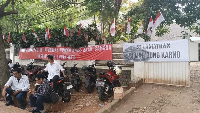 Sejulah orang berjaga di rumah Guruh Sukarnoputra yang bakal disita Pengadilan Negeri Jakarta Selatan. (Merdeka)