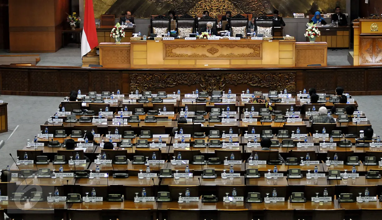Suasana Rapat Paripurna DPR RI di Gedung DPR, Jakarta, Selasa (13/10/2015). Rapat membahas Pansus Pelindo II dan RUU Larangan Minuman Beralkhol itu hanya dihadiri 298 Anggota dan sebanyak 262 Anggota dewan mangkir. (Liputan6.com/JohanTallo)