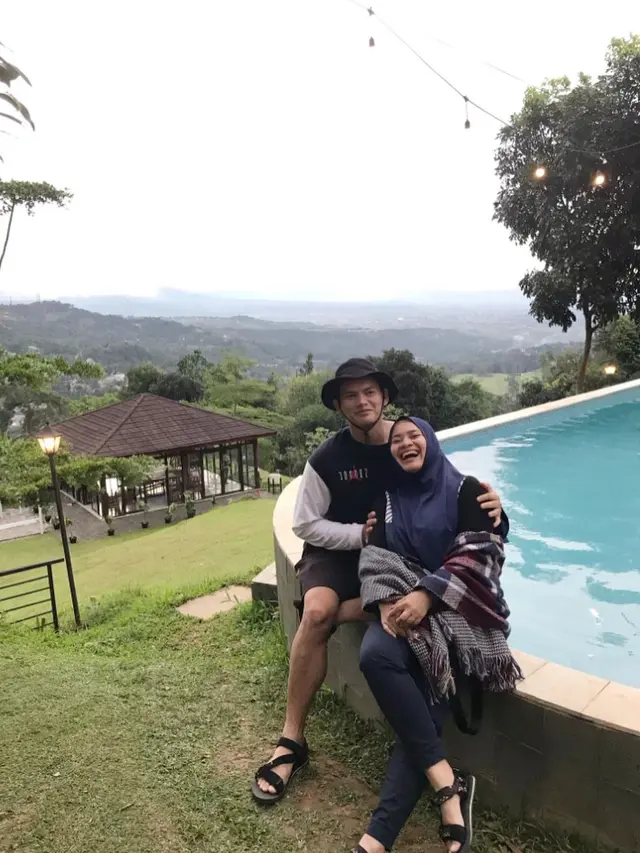 Program Hamil di Usia 48 Tahun, Ini 7 Potret Mesra Ikke Nurjanah dan Sang Suami