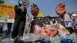 Aksi ini untuk kembali mengingatkan masyarakat terkait dampak buruk dari sampah plastik. (Juni KRISWANTO/AFP)