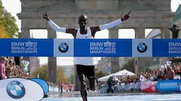 Pelari Kenya, Eliud Kipchoge tiba di garis finis Berlin Marathon ke-45 di Berlin, Jerman, Minggu (16/9). Kipchoge memangkas 1 menit 17 detik dari rekor dunia yang sebelumnya dipegang Dennis Kimetto di ajang lari yang sama. (AP Photo/Markus Schreiber)