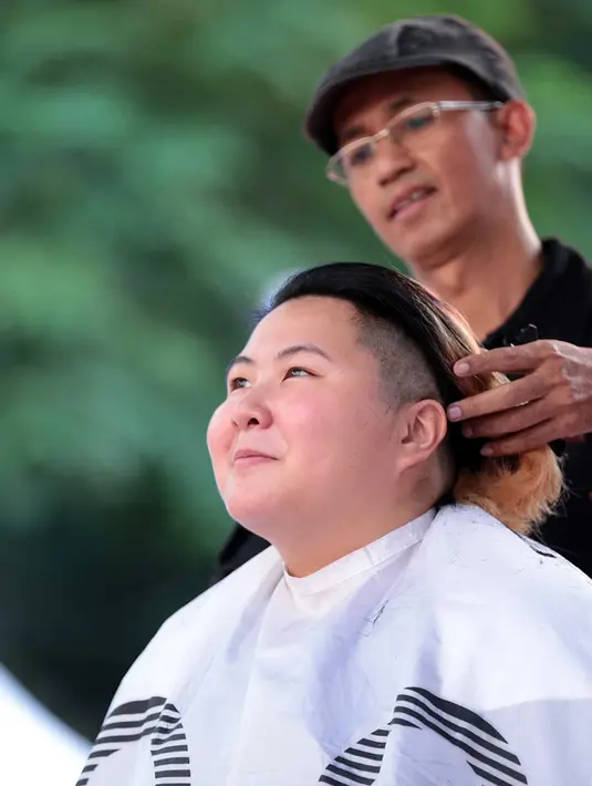 Begitu juga penyanyi jebolan ajang pencarian bakat, Indonesian Idol, Yuka Tamada. Tahun lalu, Yuka yang juga ikut terlibat dalam penggalangan dana bersama YKAKI, ikut mengunduli rambutnya. (Deki Prayoga/Bintang.com)