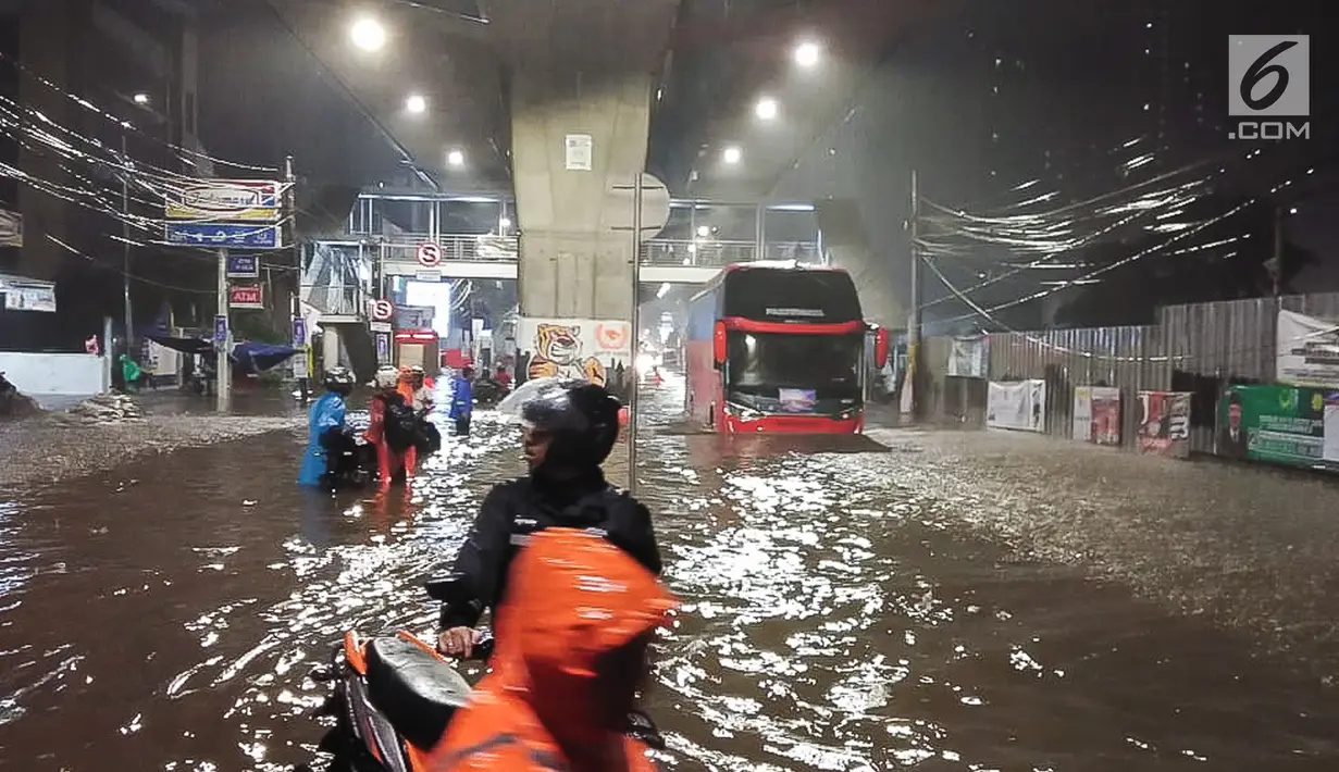 Banjir menggenangi kawasan Simpang Seskoal, Kebayoran Lama, Jakarta, Sabtu malam (16/2). Banjir setinggi 50cm - 1 meter hanya bisa dilalui bus atau kendaraan berukuran besar. (Liputan6.com/Septian)