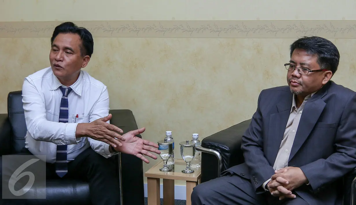Yusril Ihza Mahendra menemui Presiden PKS Sohibul Iman di DPP PKS Jakarta, Selasa (22/3). Yusril mengatakan, kedatangannya mengunjungi beberapa parpol untuk menyamakan visi-misi untuk Jakarta yang lebih baik. (Liputan6.com/Yoppy Renato)