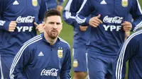 Gelandang Argentina, Lionel Messi, berlari ringan saat latihan di Valdebebas, Madrid, Senin (18/3). Latihan ini merupakan persiapan jelang laga persahabatan melawan Venezuela. (AFP/Gabriel Bouys)