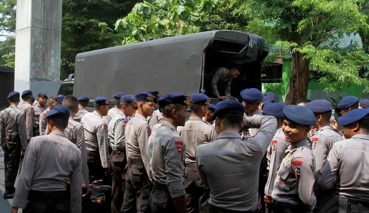 Ribuan aparat dari Kepolisian pun tengah siap berjaga di beberapa titik gedung Parlemen, Jakarta, (19/10/14). (Liputan6.com/Johan Tallo)