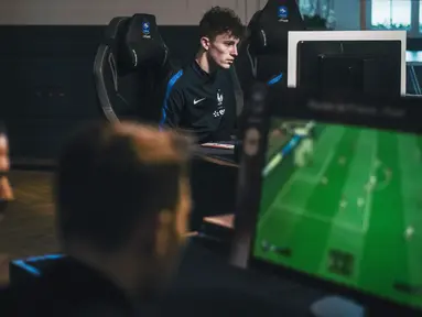 Sebanyak 16 atlet e-sports Prancis cabang FIFA mengikuti karantina seleksi di Clairefontaine en Yvelines, Selasa (12/2). Mereka mengikuti pemusatan layaknya Timnas Prancis sebelum nantinya disaring menjadi enam terbaik. (AFP/Lucas Barioulet)