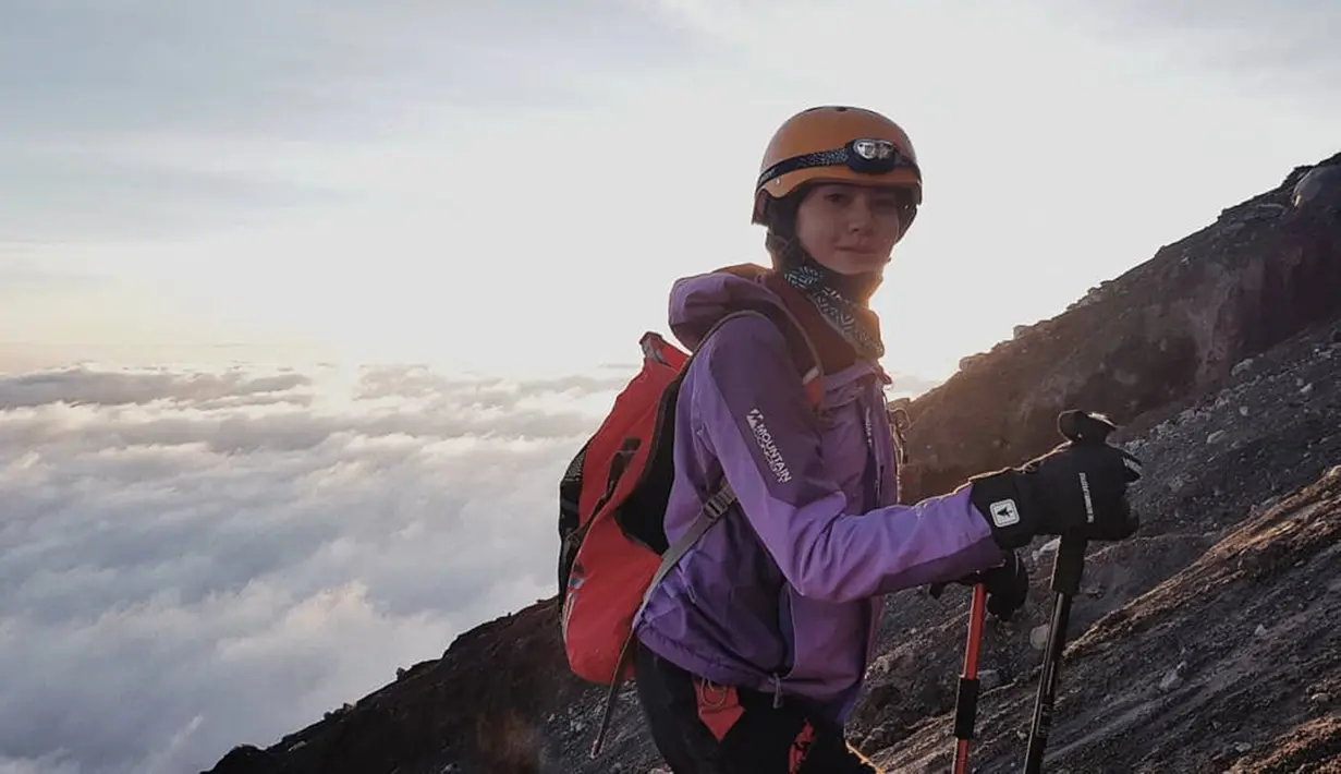 Dalam beberapa kesempatan, wanita yang dikabarkan tengah dekat dengan Nino Ran ini mendaki sejumlah gunung di Tanah Air, seperti Gunung Prau, Merapi, Merbabu dan Semeru. Ini potret Della saat berada di puncak gunung Semeru lengkap dengan peralatan mendakinya. (Liputan6.com/IG/delladartyan)